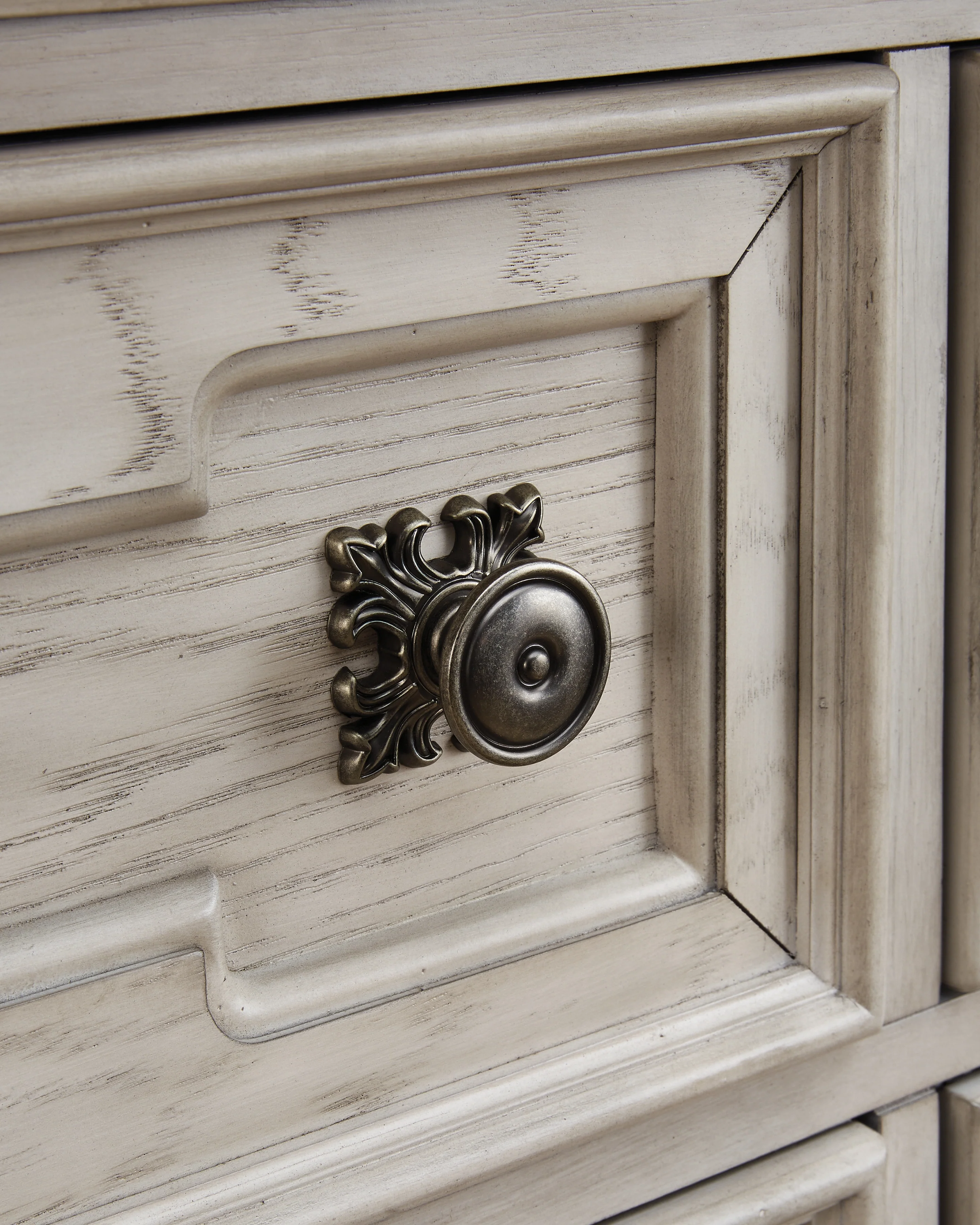 Bruchandi Antique White Dresser - Image 8