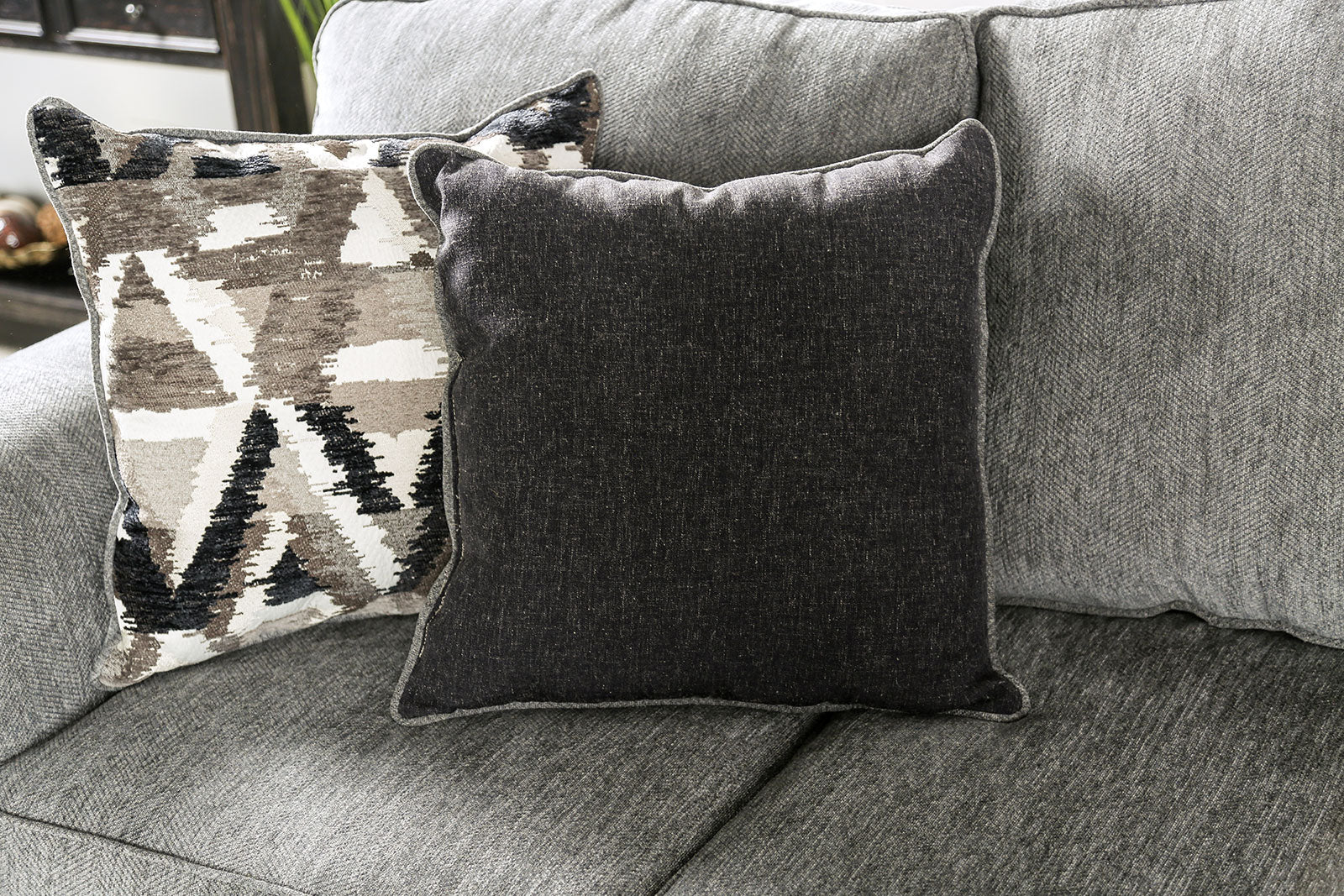Delgada Graphite Loveseat - Image 6