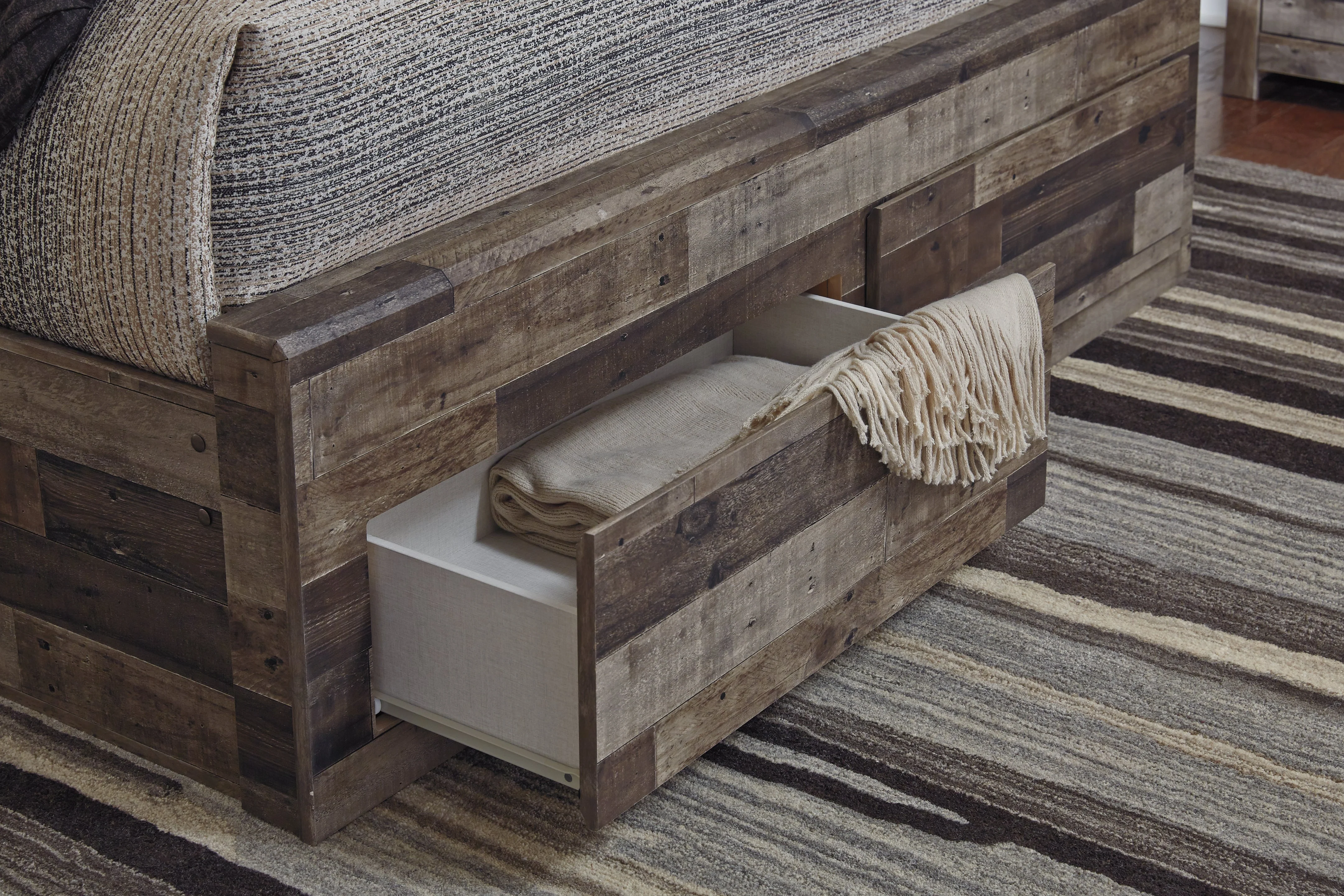 Derekson Multi Gray Queen Panel Bed w/2 Storage Drawers (Online Special Price) - Image 4