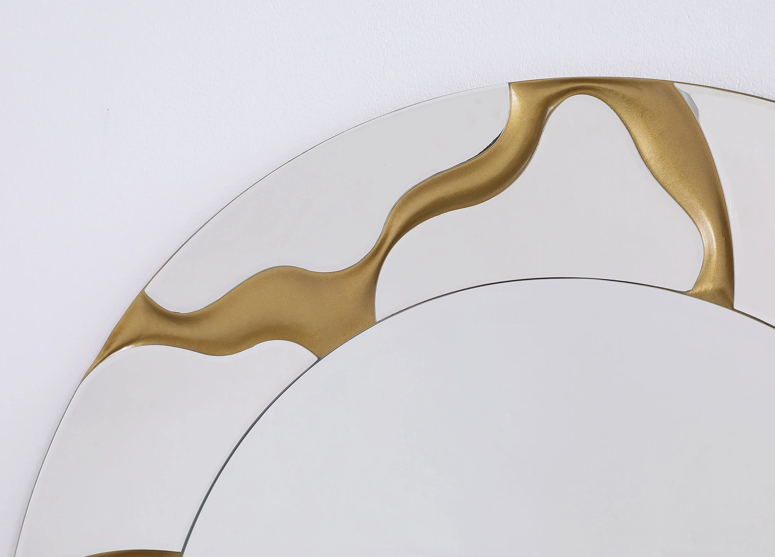 Dorinda Mirror/Gold Wall Mirror - Image 4