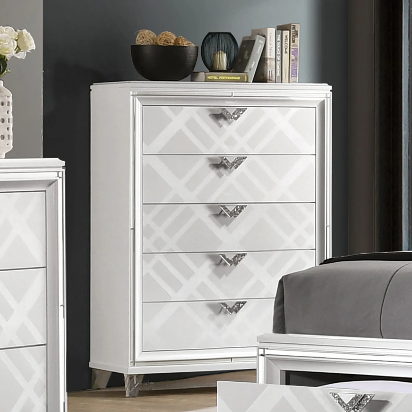 Emmeline White 5 Pc Queen Bedroom Set - Image 9