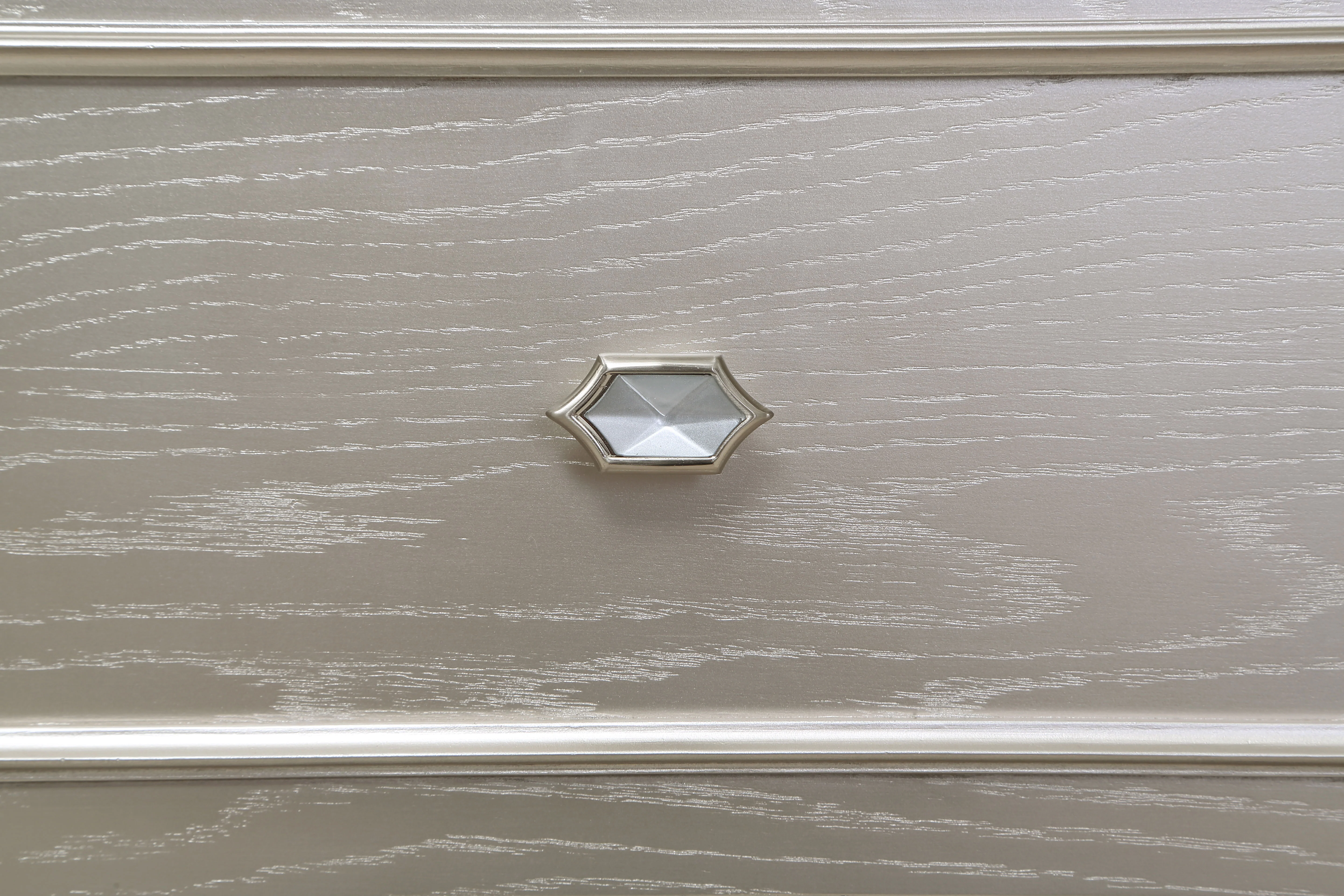 Evangeline Silver Oak 4-drawer Vanity Desk Makeup Table - Image 7