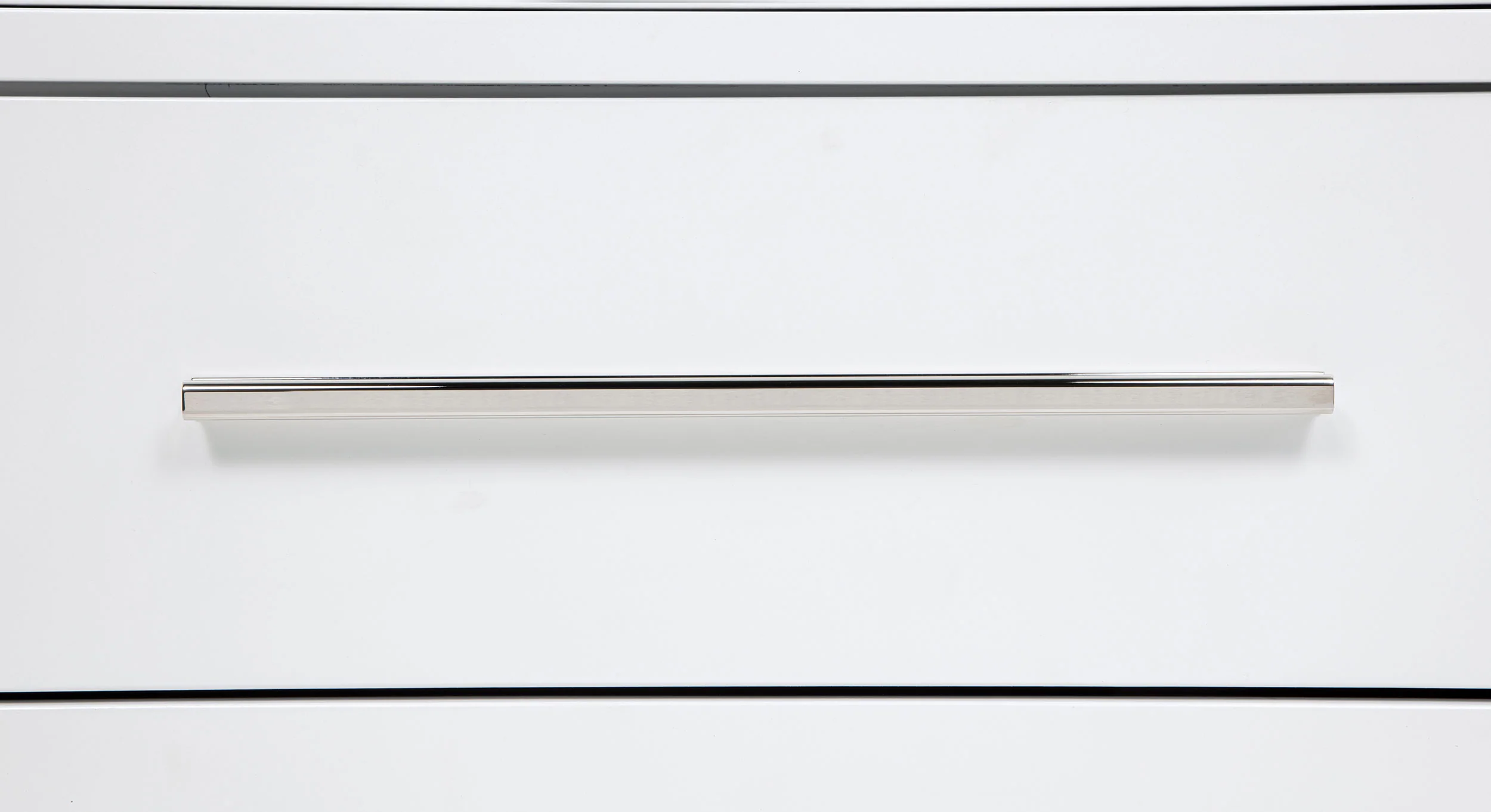 Gracemont White 5-drawer Bedroom Chest of Drawers - Image 12