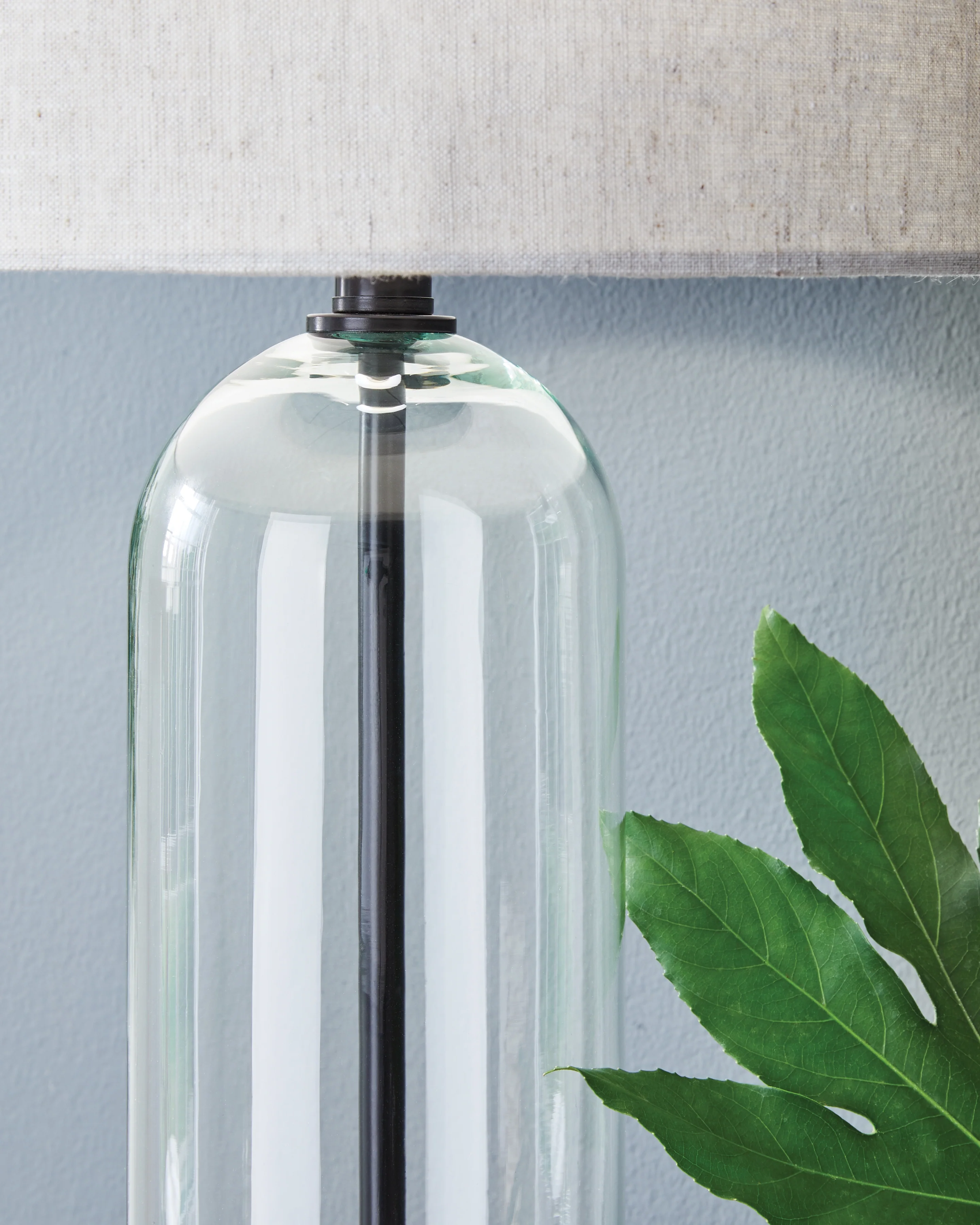 Kerrbrook Clear/Black Glass Table Lamp (1/CN) - Image 3