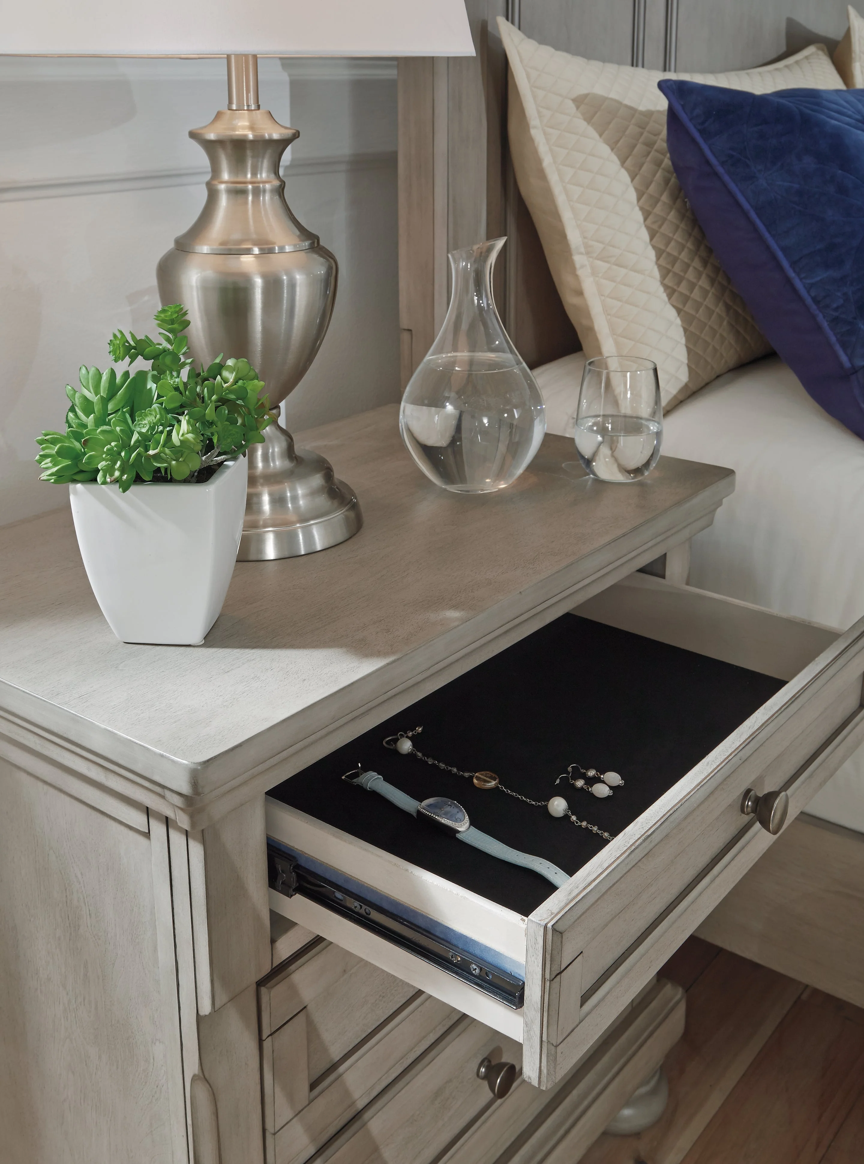 Lettner Light Gray King Panel Bedroom Set with Dresser, Mirror and Nightstand (Online Special Price) - Image 6