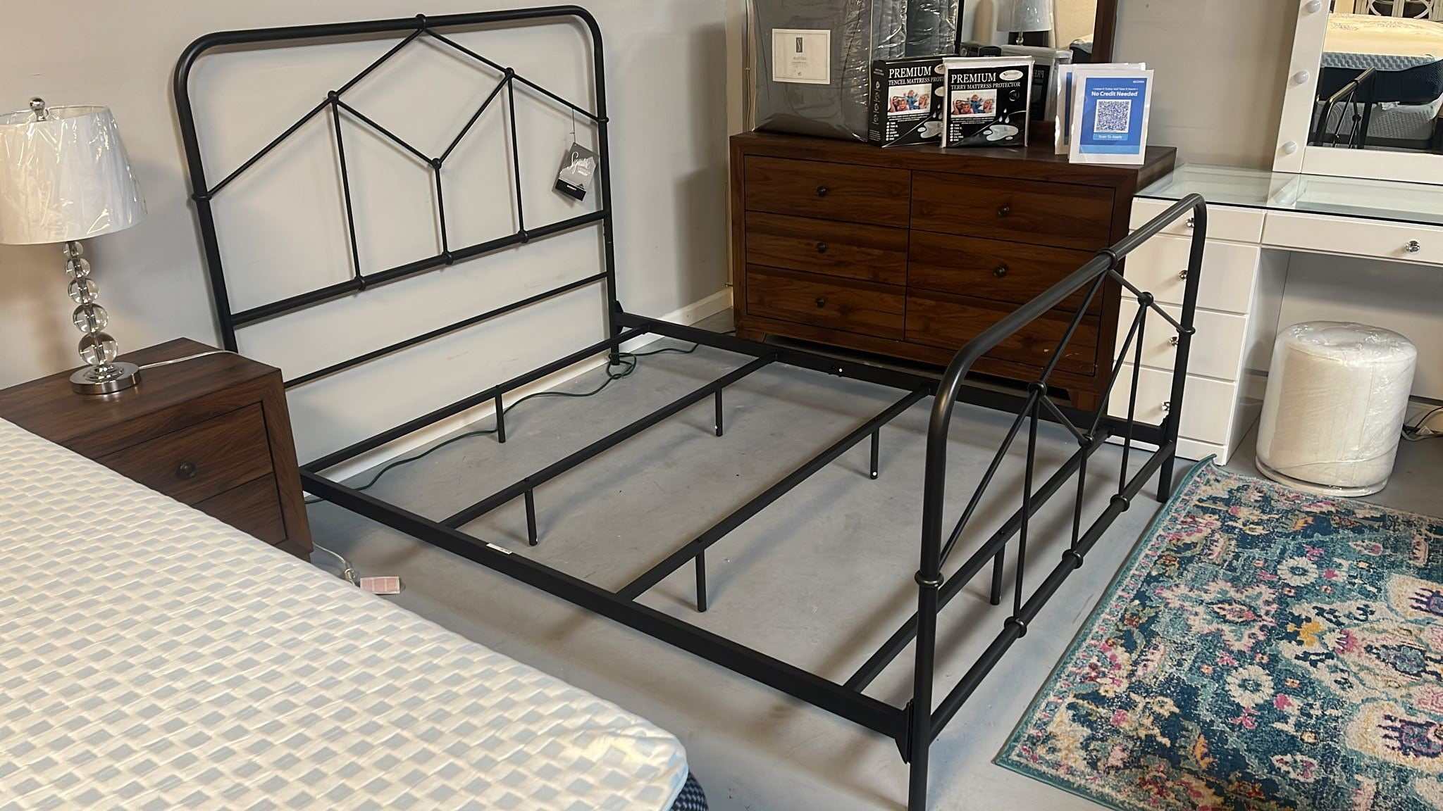 Nashburg Queen Metal Bed - Image 18