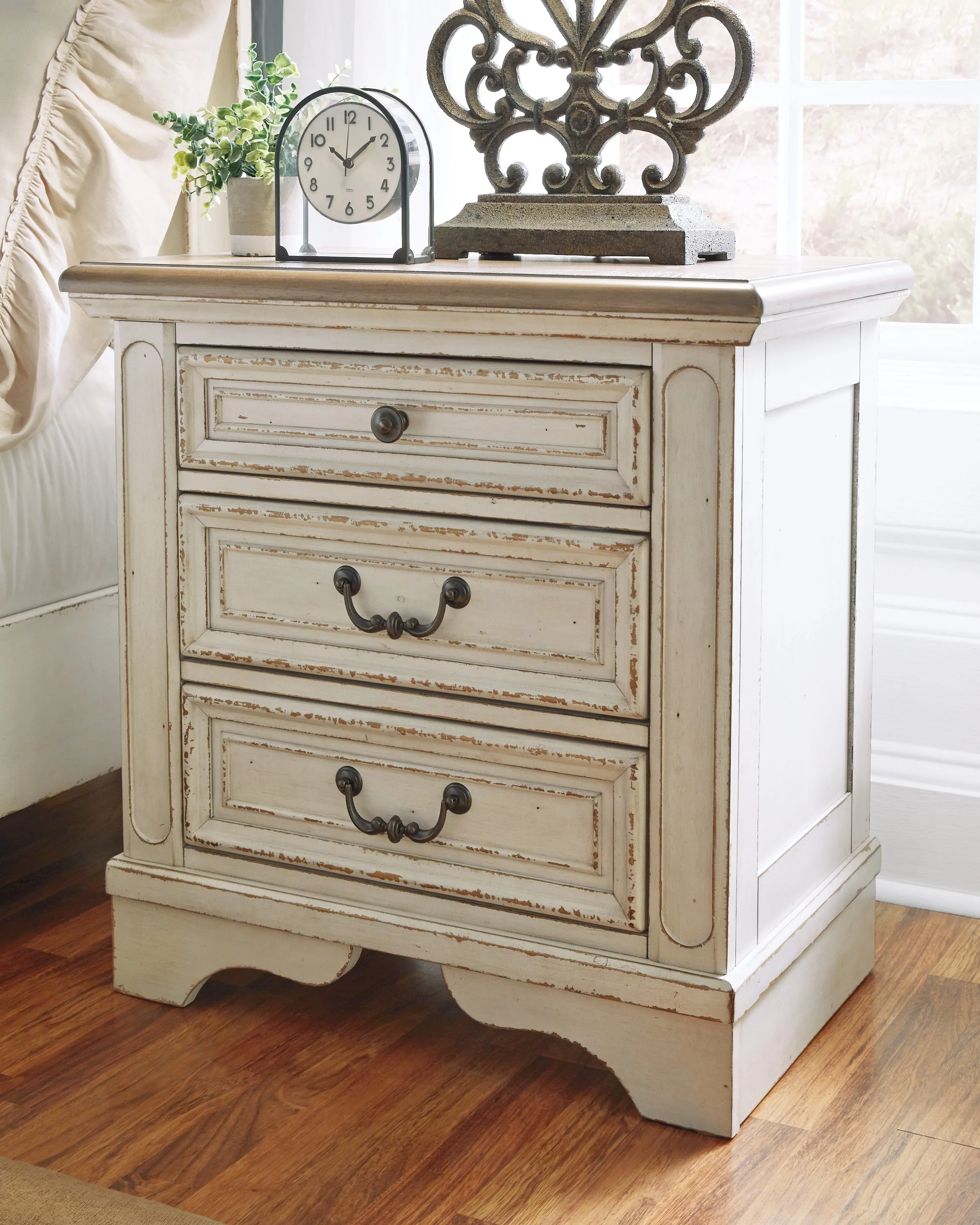Realyn Two-tone King Panel Bed & Dresser & Mirror & 2 Nightstands (Online Special Price) - Image 9
