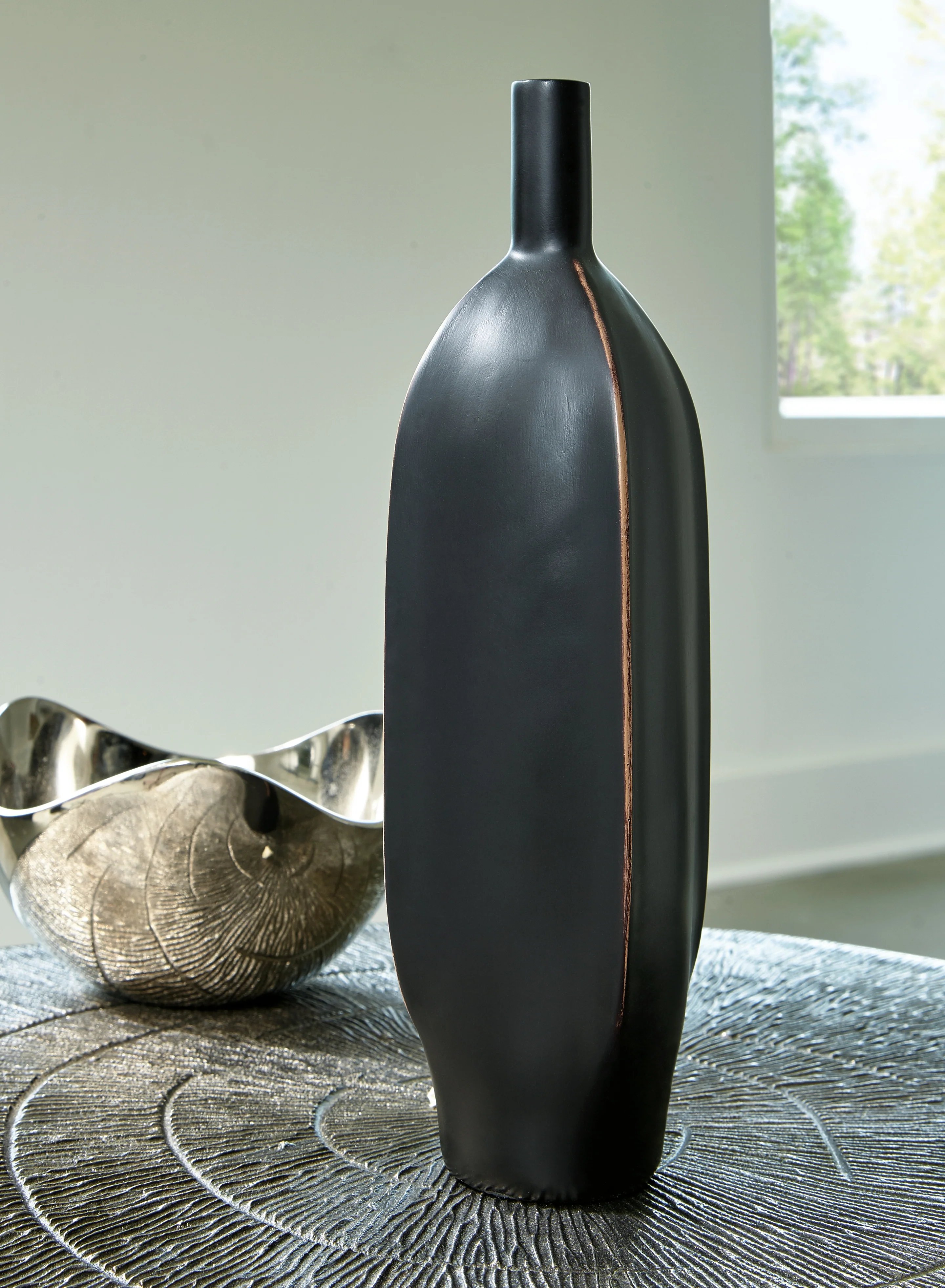 Rhaveney Black Vase - Image 2
