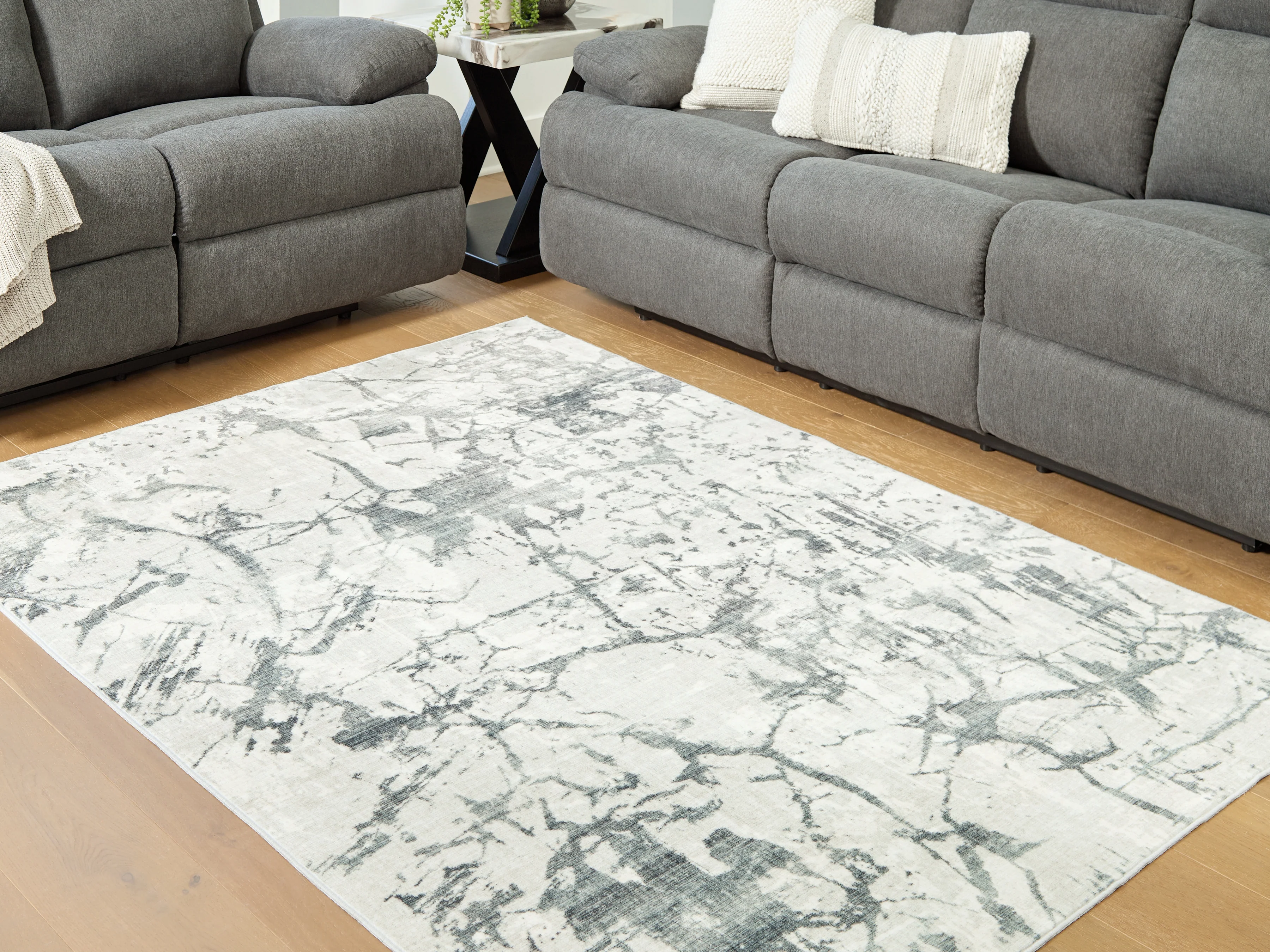 Tobinbury Gray Washable Medium Rug